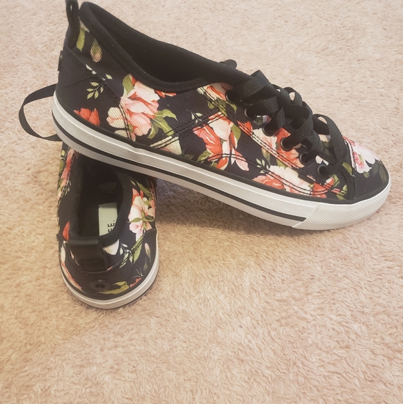 Chelsee Converse Sneakers - Picture 9 of 11